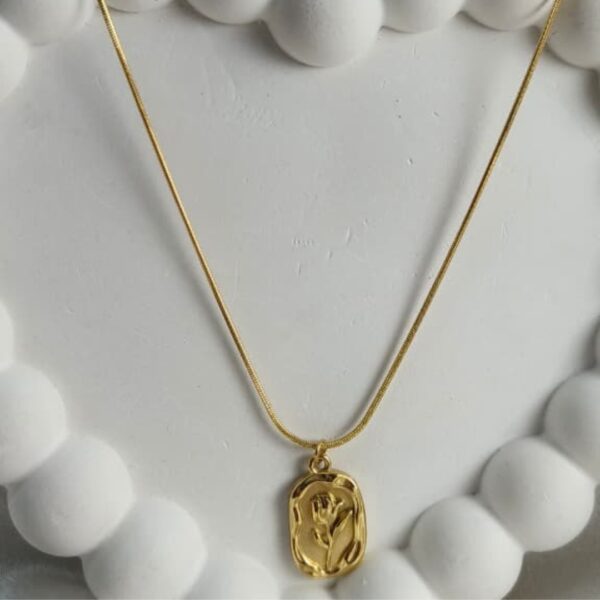 Gold Tulip Medallion Necklace – Minimalist Floral Pendant on Dainty Chain