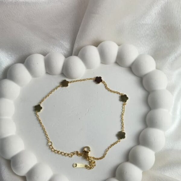 Gold Clover Charm Bracelet – Delicate Chain with Lucky Four-Leaf Accents